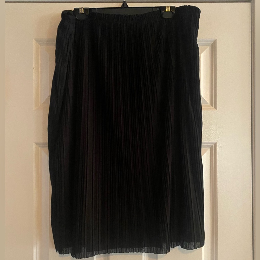 Avenue Black Pleated Midi Skirt, size 18/20 - Picture 3 of 7